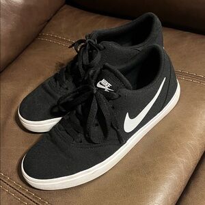 Nike Men's Black and White Sneakers